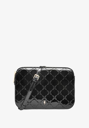 Czarna torebka z lakierowanej skóry z pikowanym wzorem, złotymi akcentami i regulowanym paskiem na ramię. Prostokątny kształt z zapięciem na zamek.