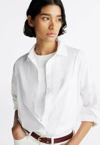 Tommy Hilfiger FLAG EMBROIDERY PATCH POCKET - Blusa - th optic white