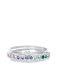 Anillo de plata con tres bandas; presenta piedras preciosas de múltiples colores y un acabado texturizado retorcido; las piedras incluyen rosa, púrpura, azul y verde.