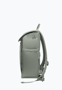 Grau strukturierter Stoff-Rucksack mit einem klaren Design, einer Fronttasche, verstellbaren Trägern und doppelten Reißverschlussverschlüssen oben.