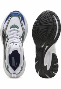 Le sneakers Puma presentano una tomaia in mesh bianco con accenti verdi, blu e neri, punta rotonda, lacci piatti e una suola in gomma nera texturizzata.