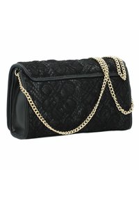 Borsa a pochette nera con un design in pizzo testurizzato, dettagli in pelle liscia, forma rettangolare e una tracolla in catena dorata.