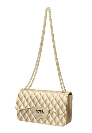 Beige doorgestikte handtas met goudkleurige kettingriem en rechthoekige draaisluiting, getoond hangend tegen een witte achtergrond.