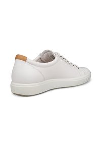 Scarpa da ginnastica bianca in pelle, bassa, con lacci e linguetta posteriore color cuoio, mostrata da un angolo posteriore su sfondo bianco.