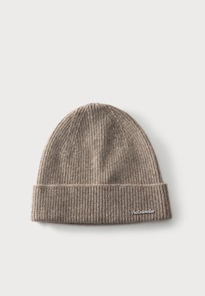 Gorro de punto acanalado de color marrón claro con puño doblado y pequeño nombre de marca bordado en blanco en el lado inferior derecho del puño.