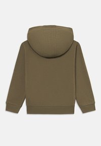 Olivovo zelená mikina s textúrovaným povrchom, vybavená kapucňou so šnúrkami a vrúbkovanými manžetami a spodným lemom. Minimalistický dizajn bez viditeľných log.