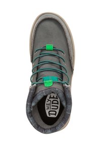Scarpa grigia con tomaia in suede, dettagli verdi e lacci multicolori. Presenta una punta arrotondata e un interno cuscinetto, testurizzato.