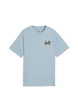 Jasnoniebieska koszulka Puma z krótkimi rękawami i małym kwiatowym logo z sylwetką kota na lewej piersi.