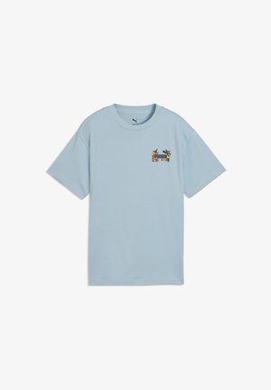 T-shirt Puma bleu clair à manches courtes avec un petit logo floral représentant une silhouette de chat sur le côté gauche de la poitrine.