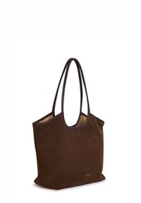 Sac fourre-tout en daim marron avec des bords en cuir noir et deux longues poignées. Texture douce, design à ouverture supérieure et silhouette minimaliste.