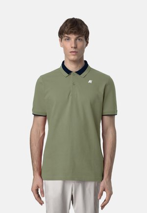 Polo shirt verde oliva con colletto blu navy, maniche corte e logo bianco sul lato sinistro del petto. Tessuto liscio con una vestibilità classica.