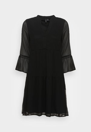 Zwarte jurk met een V-halslijn, doorzichtige klokmouwen en een gelaagde rok. Gemaakt van lichte stof met een soepele textuur.