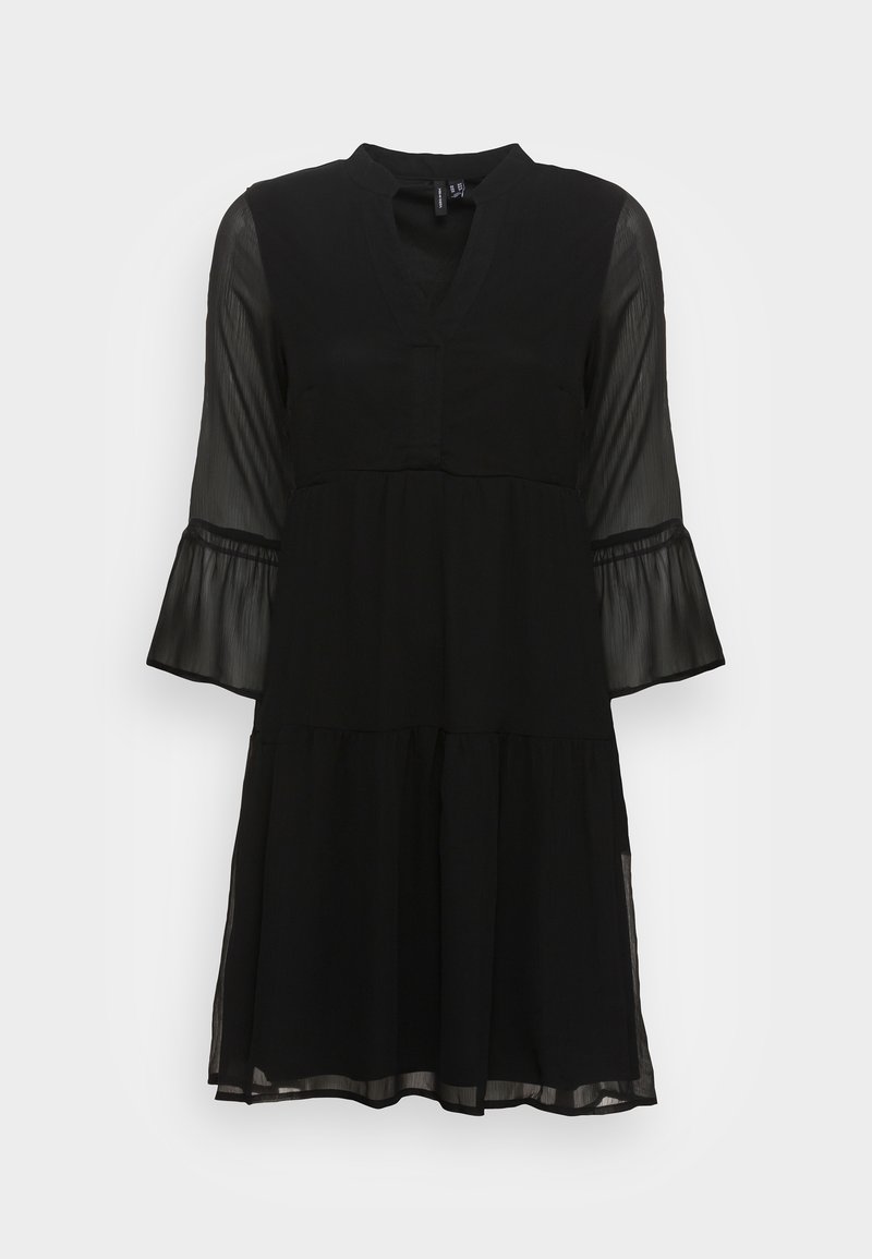 Robe noire avec un décolleté en V, des manches en bell transparentes et une jupe à volants. Fabriquée en tissu léger avec une texture lisse.
