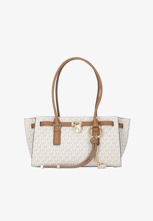 Lichtgrijze handtas met een monogram patroon, bruine leren accenten, twee handvaten, gouden hardware en een decoratieve hangertje.