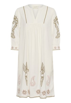 Krémové dlhé rukávy šaty s výstrihom do V, hnedou výšivkou vtáka na prednej strane a rukávoch, a ružovými kvetinovými a paisley detailmi pozdĺž lemu a manžiet.
