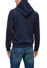 Sudadera con capucha azul marino de manga larga, confeccionada en mezcla de algodón. Presenta un bolsillo tipo canguro y puños y dobladillo acanalados.