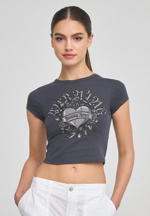 Maglietta grigia a maniche corte, con un design grafico di un cuore circondato da rose e un nastro con il testo "Burning Heart."