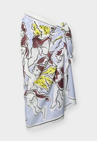 Ανοιχτό μπλε σαρόνγκ με τυπωμένα χερουβείμ που έχουν κίτρινα φτερά και μαρόν μαλλιά, δεμένο στο πλάι.