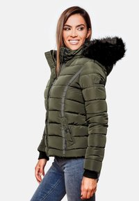 Groene puffy jas met een neplederen capuchon, voorzien van een rits- en knoopsluiting, zijzakken en geribbelde manchetten voor extra warmte.