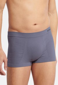 Grå boxer briefs lavet af blødt stof med en tætsiddende pasform. Har en bred taljeelastik og et støttende design til fronten.
