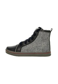 Sneakers alte in pelle nera con un motivo grigio testurizzato, adornate da borchie rosse sulla suola. Comprendono lacci scuri e un tira-lampo.