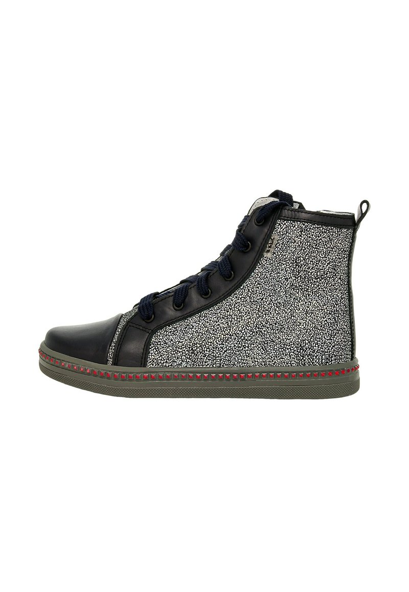 Sneakers alte in pelle nera con un motivo grigio testurizzato, adornate da borchie rosse sulla suola. Comprendono lacci scuri e un tira-lampo.
