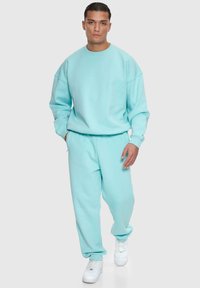 Dropsize BAZIX REPUBLIQ SUPER HEAVY BLANK JOGGER - Træningsbukser - tiffany