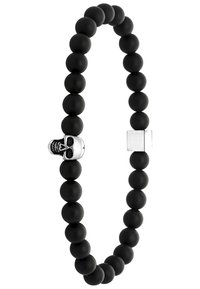 Zwarte kralenarmband met een centraal zilveren schedelkraal en een zilveren vierkante accent. Matte afwerking op de kralen met een gladde textuur.