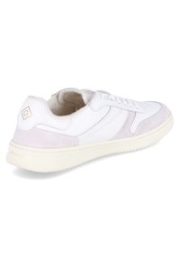 Weiße Ledersneaker mit rosa Wildlederakzenten, flachen Schnürsenkeln und einer strukturierten Gummisohle. Mit einem goldenen Logo an der Ferse und an der Seite.