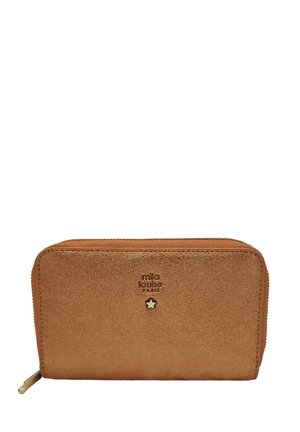 Portefeuille en daim marron à fermeture éclair, avec "mila louise PARIS" embossé et un petit emblème étoile sur le devant.