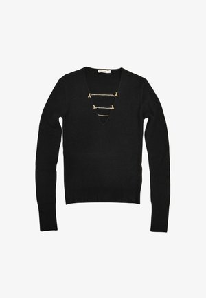 Maglione nero a coste con scollatura a V profonda, dotato di hardware decorativo in tono oro sulla parte anteriore e maniche lunghe aderenti.