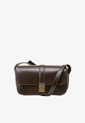 Borsa a tracolla in pelle marrone con chiusura a pattina, dettagli in metallo dorato e una tracolla sottile e regolabile. Texture liscia con una finitura lucida.