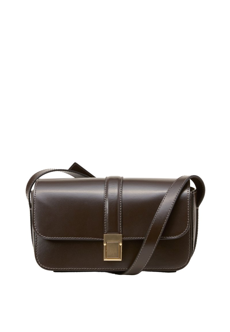 Braune Leder-Umhängetasche mit Klappenverschluss, goldenen Hardware-Akzenten und einem schmalen, verstellbaren Tragegurt. Glatte Textur mit glänzender Oberfläche.