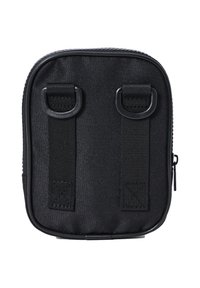 Schwarze kompakte rechteckige Tasche mit zwei Stoffschlaufen und D-Ringen auf der Vorderseite, Reißverschluss an der Seite.