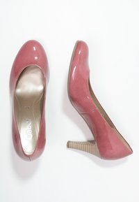Escarpins en cuir vernis rose avec un bout rond, un talon bloc beige texturé et une finition brillante et élégante. À l'intérieur, doublure de couleur claire.