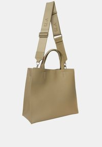 Sac à main en cuir beige avec un fini texturé, double anses supérieures et une sangle ajustable avec une marque gravée. Forme rectangulaire.