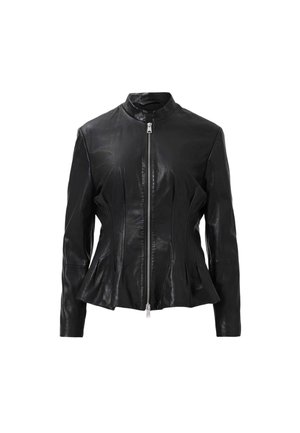 Sort læderjakke med frontlynlås, høj krave, figursyet talje og lange ærmer på hvid baggrund.