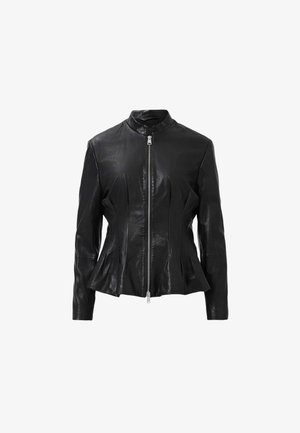 Schwarze Lederjacke mit Frontreißverschluss, hohem Kragen, tailliertem Schnitt und langen Ärmeln auf weißem Hintergrund.