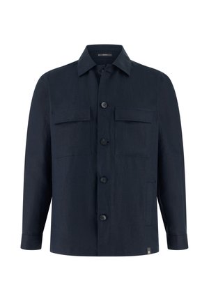Camicia da uomo blu navy a maniche lunghe con bottoni, due tasche con patta sul petto e colletto, mostrata su uno sfondo bianco.