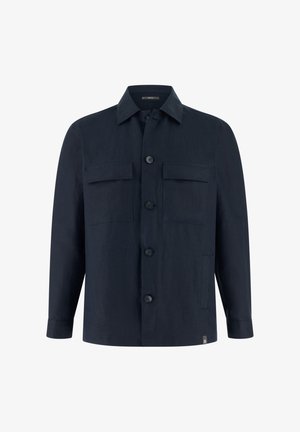 Granatowa, męska koszula na długi rękaw z guzikami, posiadająca dwie kieszenie z patkami na piersi oraz kołnierzyk, zaprezentowana na białym tle.