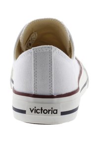 Sneaker bianca in tela con superior texture, linea accentata bordeaux e logo sul tallone. Suola in gomma e dettaglio a striscia a contrasto.