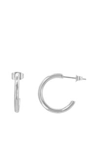 Orecchini a cerchio in argento con una finitura liscia e riflettente. Il design presenta una forma circolare sottile con un chiodo e una chiusura a fermaglio.