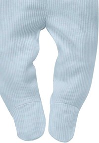 Pantaloni per bambini a coste di colore blu chiaro con orli piegati, realizzati in tessuto morbido. Presentano una vestibilità aderente, enfatizzando comfort e flessibilità.