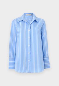 Ανοιχτό μπλε πουκάμισο με μακριά μανίκια και κουμπιά, με λευκές κάθετες ρίγες και μυτερό γιακά, εμφανίζεται σε λευκό φόντο.