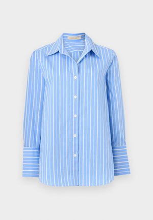 Ανοιχτό μπλε πουκάμισο με μακριά μανίκια και κουμπιά, με λευκές κάθετες ρίγες και μυτερό γιακά, εμφανίζεται σε λευκό φόντο.