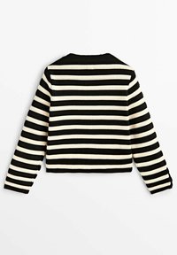 Maglione corto a righe nere e crema con maniche lunghe. Texture in maglia e scollatura a costine. Nessun bottone o hardware aggiuntivo visibile.