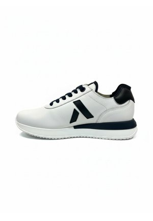 Sneaker bianca a taglio basso con lacci neri, supporto tallone nero e logo geometrico nero sul lato, con suola bianca e dettaglio nero sulla suola intermedia.