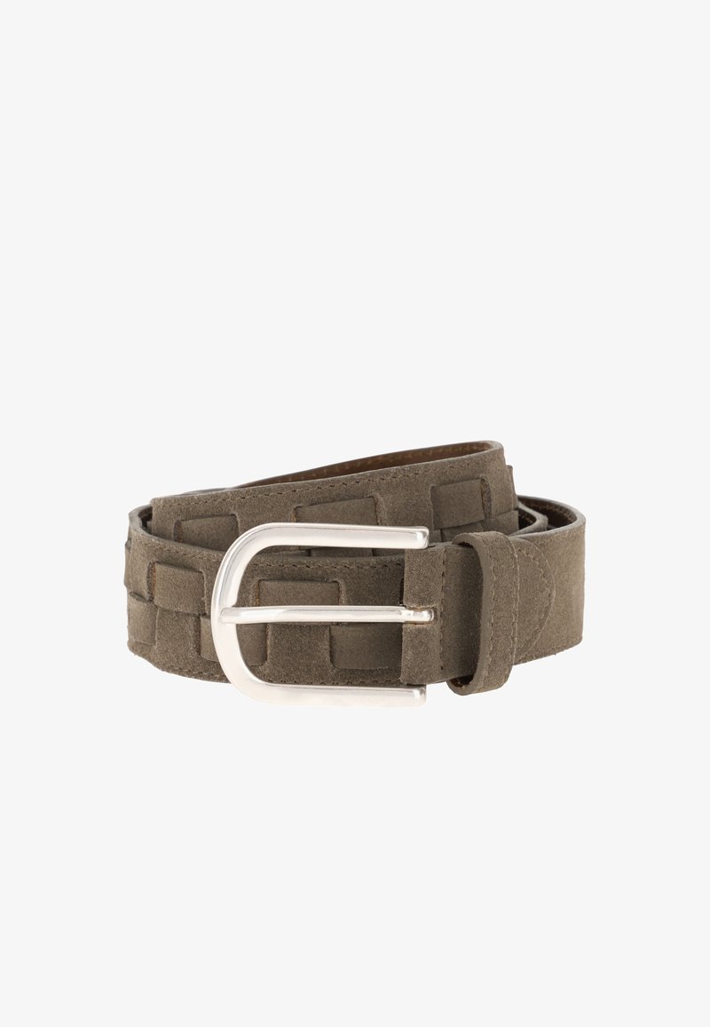 Ceinture en daim marron avec motif carré embossé et boucle rectangulaire argentée, roulée sur un fond blanc.