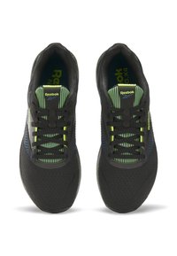 Ténis de desporto pretos com um upper texturizado, detalhes em verde e azul, e atacadores planos. Material em malha com palmilha acolchoada e sola de borracha.
