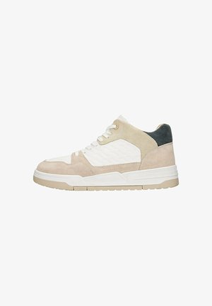 Sneaker aus Wildleder und Leder in einem beige-weißen und grauen Farbschema, mit strukturierten Paneelen und einer Gummisohle mit verstärktem Zehenbereich.